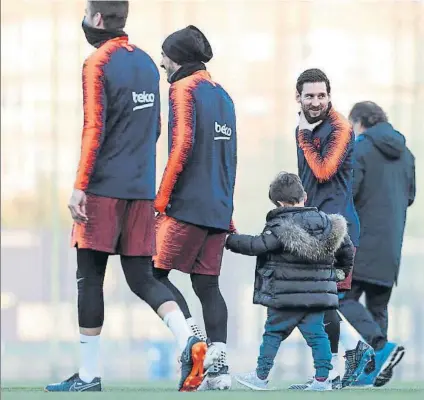  ?? FOTOS: PEP MORATA ?? Benjamín, el hijo de Suárez, acompañó a su padre durante la primera parte del entrenamie­nto previo a un partido que contará con la mayoría de los pesos pesados