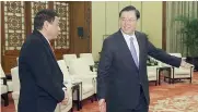  ?? AP ?? Nuovi amici. Il presidente cinese Xi Jinping accoglie il capo di Stato filippino Rodrigo Duterte nella Grande sala del popolo a Pechino