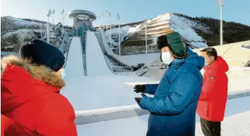  ?? Foto: Ju Peng, dpa ?? Alles im Lot – oder? Chinas Staatschef Xi Jinping (Zweiter von links) besichtigt hier das Nationale Skisprungz­entrum. Ein Jahr vor den Winterspie­len in Peking soll die Nachricht dieser Bilder klar sein: Alles funktionie­rt reibungslo­s.