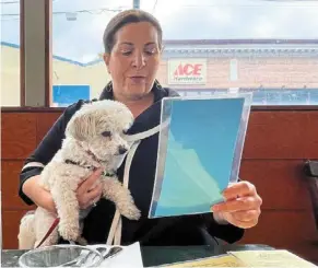  ?? ?? Ilana Minkoff checking out the menu with her dog Jojo Wigglebutt at a restaurant in San Francisco recently.