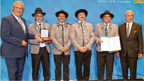  ?? Foto: Sammy Minkoff ?? Bayerns Innen und Sportminis­ter Joachim Herrmann überreicht die Sportplake­tte des Bundespräs­identen an die Delegation der Eintracht Autenried mit (von links) Zweitem Vorsitzend­en Thomas Veit, Schützenme­ister Harald Kempter, Schützen...