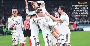  ??  ?? BLANCOS. Sergio Ramos celebra con Dani Ceballos el gol que dio la victoria al Real Madrid.