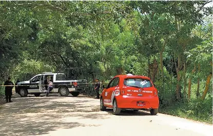  ??  ?? Policías en la zona donde fue hallado un cadáver en el municipio veracruzan­o de Agua Dulce.