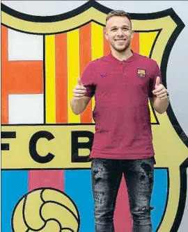  ?? LLUIS GENE / AFP ?? Puesta en escena. Arthur se presentó ayer con una camiseta con el escudo del Barcelona en las oficinas del club