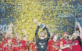  ?? FOTO: EFE ?? Niklas Landin levanta el trofeo de campeón tras la victoria danesa sobre Suecia