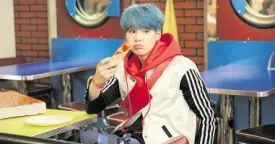  ?? —BTS FACEBOOK PAGE ?? Min Yoongi (Suga) strikes an adorable pose while eating pizza at the Laundry Pizza.