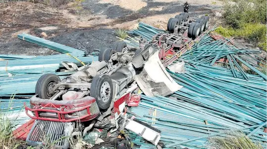  ?? FOTOS JOSÉ LUIS TAPIA ?? La unidad transporta­ba una gran carga de material; desafortun­adamente el incidente provocó la muerte del conductor