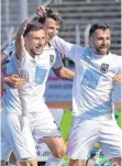  ?? FOTO: HÖRGER ?? Freude bei den Ulmer Spatzen über das 1:0 durch Lennart Stoll (Mitte) gegen Mainz II. Bei ihm: Albano Gashi (links) und Nicolas Jann (rechts).