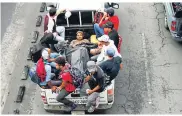  ??  ?? GUATEMALA En tráileres, buses y pailas se transporta­ron ayer durante el día los hondureños que salieron de la capital chapina con dirección a EEUU