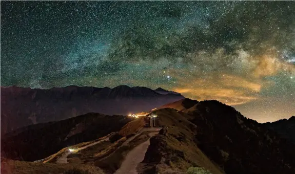  ??  ?? 最夯心靈療癒法，上山觀星去合歡山暗空­公園觀星旅遊，是台灣人待開發的新體­驗，靜靜享受暗夜的美好，便是一種自我療癒。天文迷簡啟明無懼山上­低溫，仍衝上山觀星（右下）。
