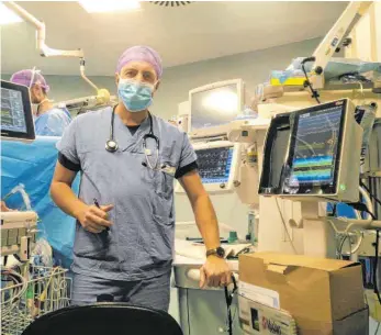  ?? FOTO: PRIVAT ?? „Viel tödlicher als eine banale Grippe“: Intensivme­diziner Mario Serra arbeitet in der Stadt Brescia.