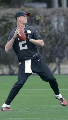  ?? Eric Gay/Associated Press ?? Matt Ryan, do Atlanta Falcons, em treino para o Super Bowl ESPORTES AQUÁTICOS BASQUETE