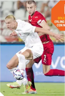  ?? ?? Erling Haaland (izq.) le dio a Noruega los tres puntos en su visita a Serbia, selección clasificad­a al Mundial 2022.