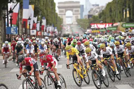  ?? FOTO: NTB SCANPIX ?? Slik ser det ut når Tour de France-feltet kjører gjennom Paris. Kan vi få se det i Norge?