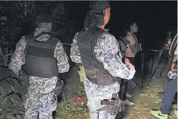  ??  ?? Inspección. El enfrentami­ento armado ocurrió el domingo por la tarde en el cantón El Guayabo, de Armenia, pero la escena fue procesada hasta en la noche. Los cadáveres fueron llevados a Medicina Legal.