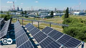  ?? ?? Солнечные батареи снабжают электричес­твом администра­тивные здания Омского НПЗ компании "Газпром нефть"