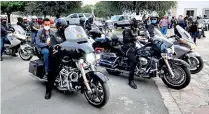  ??  ?? Sus cenizas fueron llevadas por uno de sus hijos en la moto que Carlos Sánchez conducía.