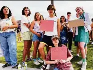  ?? Hannah Docter-Loeb / For Hearst Connecticu­t Media ?? Wesleyan University­students take part in the Reproducti­ve Freedom Protest Thursday on campus.