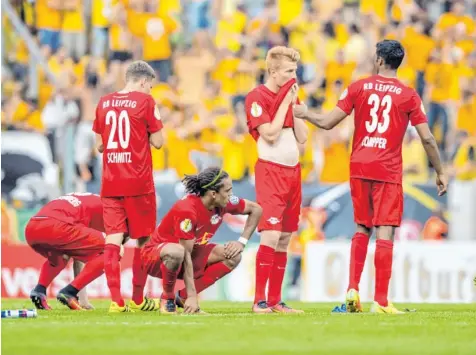  ?? Foto: Thomas Eisenhuth, dpa ?? Das ging daneben. Spieler von RB Leipzig nach dem Pokal-Aus in Dresden.