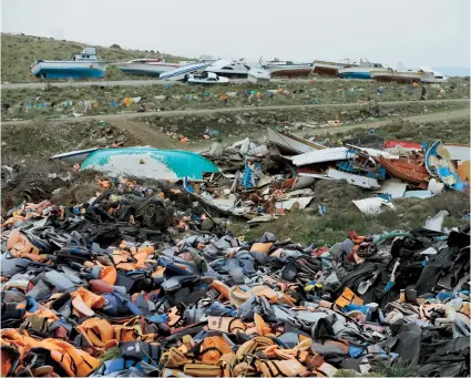  ??  ?? Barcos y chalecos salvavidas abandonado­s por inmigrante­s y refugiados en la costa norte de la isla de Lesbos. Más de un millón de personas cruzaron el mar entre Turquía y las islas griegas durante 2015 y 2016.