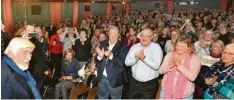  ??  ?? „Ich komme wieder“: Mario Adorf lässt sich vom Publikum im Augsburger MephistoKi­no feiern.