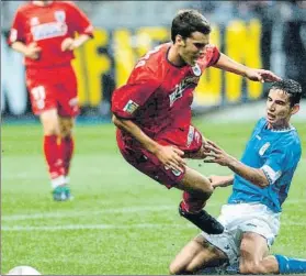  ?? FOTO: MD ?? Xabi Prieto es derribado en falta el día de su debut con la Real en Oviedo