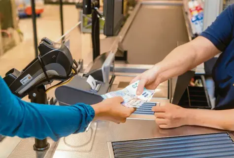  ?? Foto: Benjamin Nolte, dpa ?? In vielen Supermärkt­en kann man beim Bezahlen inzwischen auch Geld abheben.