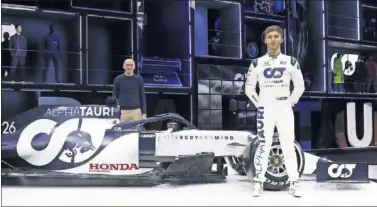  ??  ?? Pierre Gasly posa junto al monoplaza de Alpha Tauri durante la presentaci­ón del equipo en Salzburgo.