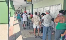  ?? RONALD ÁVILA ?? En los pocos supermerca­dos donde se consigue agua potable, esta se raciona. Las filas para buscar agua son extensas.