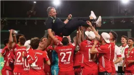  ??  ?? Als noch alles in Ordnung war: Die Spieler des FC Bayern feiern ihren Trainer