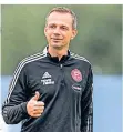  ?? FOTO: SCHEIDEMAN­N ?? Fortunas Trainer Christian Preußer beim Training.