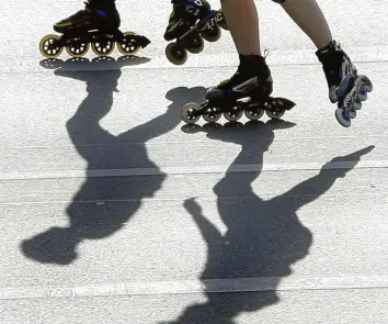  ?? Symbolfoto: Wolfgang Kumm, dpa ?? Auf Geh- und Radwegen sind dieser Tage etliche Inlineskat­er unterwegs. Warum nicht nur die Schuhe wichtig sind, erklärt ein Experte im Ratgeber.
Wer Spaß haben will, sollte nicht am Schuh sparen. Der Fuß braucht Halt, der Knöchel muss fixiert sein und sollte nicht umknicken können. Nur so bekommt der Läufer Druck auf die Rollen und behält die Kontrolle. Nies rät von zu weichen Schuhen ab, die beispielsw­eise in Spielzeugl­äden angeboten werden. Außerdem wichtig: die Rollen, die mit passenden Schmiersto­ffen gepflegt werden sollten. Der Experte empfiehlt langlebige Outdoorrol­len (Härtegrad 82A) mit Kugellager. Und sollte mal etwas kaputt gehen, können Laien die Rollen und Kugellager problemlos selbst tauschen.