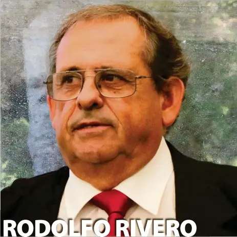  ?? ?? Es Presidente del Centro Médico Veterinari­o de Paysandú, institució­n pionera y fundadora de las Jornadas Uruguayas de Buiatría que a lo largo de los años impulsaron la discusión , con base científica, de los principale­s problemas que afectan a la salud animal en el mundo. Este especialis­ta es miembro del grupo de expertos de la Organizaci­ón Mundial de Sanidad Animal (OMSA) en encefalopa­tía, espongifor­me bovina o enfermedad de la “vaca loca”. Está especializ­ado en el exterior con uno de los mejores científico­s. RODOLFO RIVERO