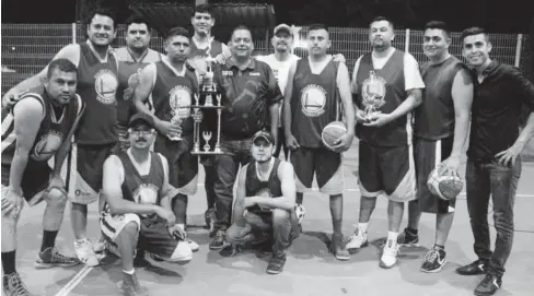  ?? CORTESÍA ?? > El equipo de Sigma Sorting recibe su trofeo de primer lugar por parte de Felipe Juárez.