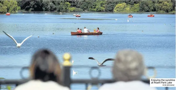  ?? ROB BROWNE ?? Enjoying the sunshine at Roath Park Lake