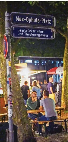  ?? FOTO: TOBIAS EBELSHÄUSE­R ?? Im Nauswieser Viertel genießen die Menschen die warme Abendluft gepaart mit Musik vom Saarklang-Festival.