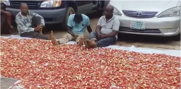  ??  ?? The suspects with recovered live ammunition.