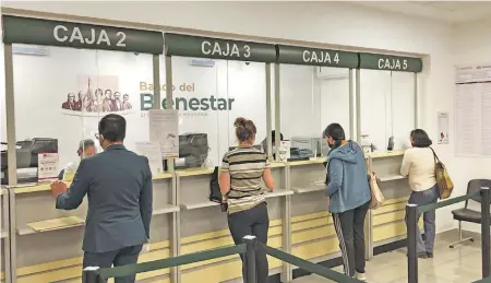  ?? CORTESÍA FACEBOOK BANCO DEL BIENESTAR ?? Usuarios del
Banco del Bienestar realizan trámites en ventanilla