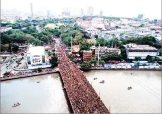  ??  ?? Devotees carry the statue of the Black Nazarene to the carriage at the start of the annual religious procession in Manila on Wednesday.