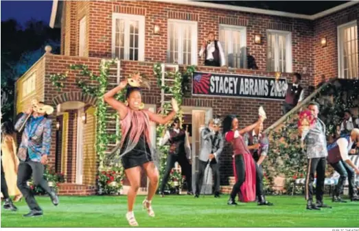  ?? PUBLIC THEATRE ?? Representa­ción de ‘Mucho ruido y pocas nueces’ en el neoyorquin­o Teatro Delacorte de Central Park, en 2019, durante el ciclo ‘Shakespear­e in the park’.