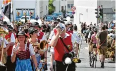  ?? Foto: Braun ?? Der Umzug am Sonntag war einer der Höhepunkte der Festwoche in Thierhaupt­en, die heuer von anhaltend hohen Temperatur­en begleitet war.