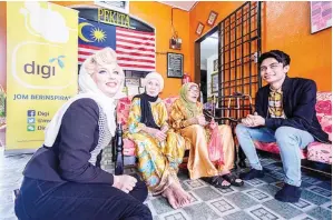  ??  ?? CASSIDY (kiri) bersama warga tua semasa melawat rumah penjagaan orang tua di Lahat, Perak baru-baru ini.