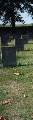  ??  ?? En el cementerio de Gurs yacen los restos de 1.073 hombres, mujeres y niños muertos en el campo entre 1939 y 1943.