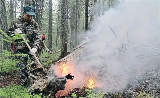  ?? AERIAL FOREST PROTECTION SERVICE / REUTERS ?? La extinción de los fuegos es casi artesanal, como en este bosque de la región de Sverdlovsk