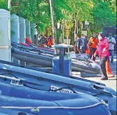  ?? BPB LINMAS FOR JAWA POS ?? TANGGAP: Wali Kota Tri Rismaharin­i memeriksa kondisi perahu karet yang dimiliki BPB linmas kemarin.