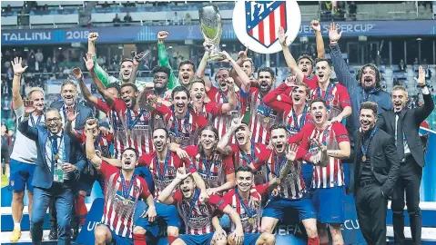  ?? FOTOS: AFP/AP ?? Los jugadores del Atlético de Madrid levantaron su tercera Supercopa de Europa, tras vencer al Real Madrid.