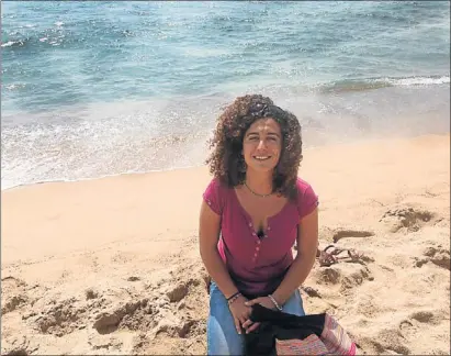  ?? KIM MANRESA ?? La biòloga marina Carla Soler, de 32 anys, a la platja barcelonin­a després de tornar de Singapur