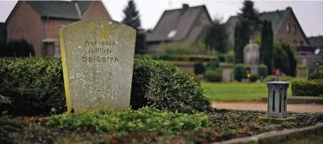  ?? RP-FOTO: MARKUS VAN OFFERN ?? Der Gedenkstei­n für die verstorben­en russischen Soldarten auf dem Griethause­ner Friedhof.