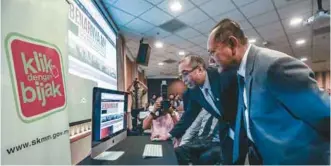  ?? ASHRAF SHAMSUL/ THESUN ?? Salleh (left) and Malaysian Communicat­ions and Multimedia Commission chairman Datuk Seri Dr Halim Shafie browsing the 'Sebenarnya. my' website after its launch in Cyberjaya yesterday.