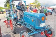  ?? ARCHIVFOTO ?? Die alten Traktoren können von den Teilnehmer­n des Wandertage­s nicht nur angeschaut werden. Sie können auch eine Rundfahrt auf den schnaubend­en Oldtimern genießen.